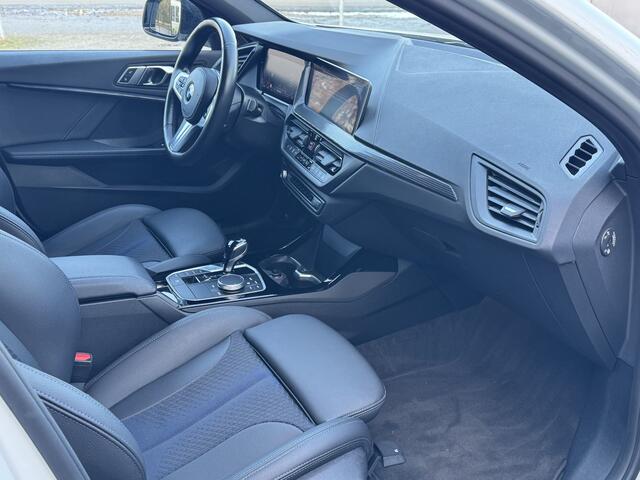 BMW 1-SERIE 118i M Sport pakket, Live Cockpit Professional, DAB-tuner, Shadow-line Een proefrit levert het bewijs. Neem contact op en we maken een afspraak!