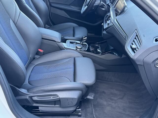 BMW 1-SERIE 118i M Sport pakket, Live Cockpit Professional, DAB-tuner, Shadow-line Een proefrit levert het bewijs. Neem contact op en we maken een afspraak!