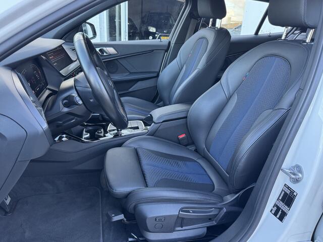 BMW 1-SERIE 118i M Sport pakket, Live Cockpit Professional, DAB-tuner, Shadow-line Een proefrit levert het bewijs. Neem contact op en we maken een afspraak!