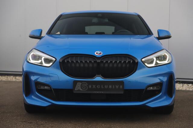 BMW 1-SERIE 118i Business Edition M Sport Automaat Black Optic Virtual Cockpit Sfeerverlichting Navigatie Carplay Android Sportstoelen Clima Cruise PDC Misano Blue