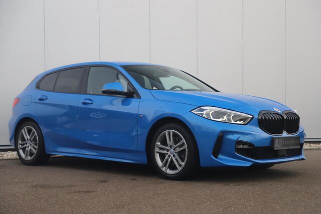 BMW 1-SERIE 118i Business Edition M Sport Automaat Black Optic Virtual Cockpit Sfeerverlichting Navigatie Carplay Android Sportstoelen Clima Cruise PDC Misano Blue