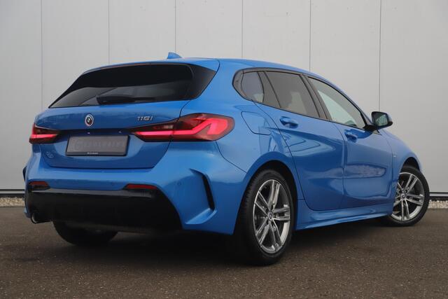 BMW 1-SERIE 118i Business Edition M Sport Automaat Black Optic Virtual Cockpit Sfeerverlichting Navigatie Carplay Android Sportstoelen Clima Cruise PDC Misano Blue