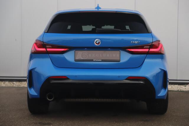 BMW 1-SERIE 118i Business Edition M Sport Automaat Black Optic Virtual Cockpit Sfeerverlichting Navigatie Carplay Android Sportstoelen Clima Cruise PDC Misano Blue
