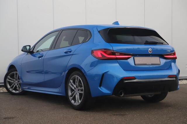 BMW 1-SERIE 118i Business Edition M Sport Automaat Black Optic Virtual Cockpit Sfeerverlichting Navigatie Carplay Android Sportstoelen Clima Cruise PDC Misano Blue