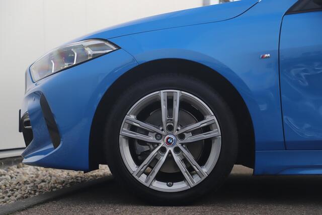 BMW 1-SERIE 118i Business Edition M Sport Automaat Black Optic Virtual Cockpit Sfeerverlichting Navigatie Carplay Android Sportstoelen Clima Cruise PDC Misano Blue