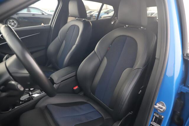 BMW 1-SERIE 118i Business Edition M Sport Automaat Black Optic Virtual Cockpit Sfeerverlichting Navigatie Carplay Android Sportstoelen Clima Cruise PDC Misano Blue