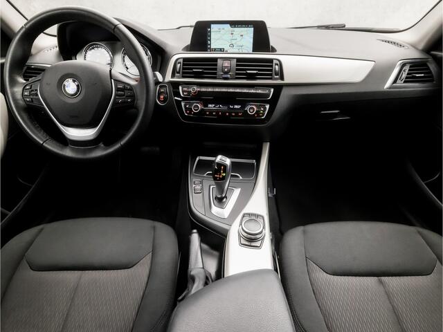 BMW 1-SERIE 118i Executive Sport Automaat (NAVIGATIE, CLIMATE, STOELVERWARMING, GETINT GLAS, SPORTSTOELEN, XENON, CRUISE, NIEUWE APK, NIEUWSTAAT)