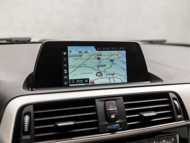 BMW 1-SERIE 118i Executive Sport Automaat (NAVIGATIE, CLIMATE, STOELVERWARMING, GETINT GLAS, SPORTSTOELEN, XENON, CRUISE, NIEUWE APK, NIEUWSTAAT)