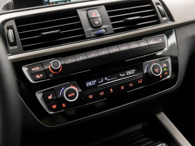BMW 1-SERIE 118i Executive Sport Automaat (NAVIGATIE, CLIMATE, STOELVERWARMING, GETINT GLAS, SPORTSTOELEN, XENON, CRUISE, NIEUWE APK, NIEUWSTAAT)