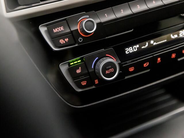 BMW 1-SERIE 118i Executive Sport Automaat (NAVIGATIE, CLIMATE, STOELVERWARMING, GETINT GLAS, SPORTSTOELEN, XENON, CRUISE, NIEUWE APK, NIEUWSTAAT)