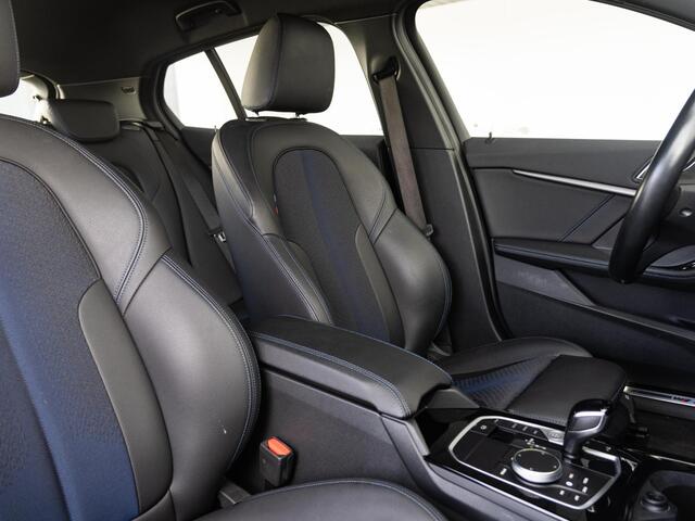 BMW 1-SERIE 5-deurs 118i | M Sportpakket | Sportstoelen | HIFI | M Hoogglans Shadow Line | M Sportonderstel