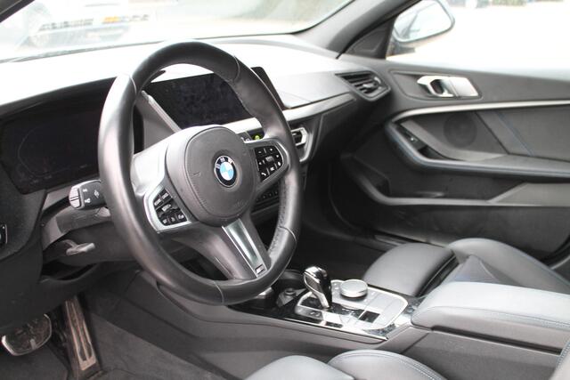 BMW 1-SERIE 120i Executive M Sport Automaat / M Sport steering / Sportstoelen / LED / Cruise Control / Parking Assistant / Live Cockpit Professional / M Sportonderstel
