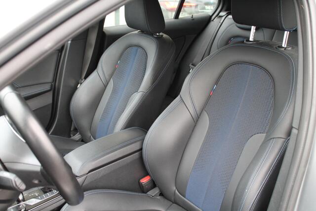 BMW 1-SERIE 120i Executive M Sport Automaat / M Sport steering / Sportstoelen / LED / Cruise Control / Parking Assistant / Live Cockpit Professional / M Sportonderstel