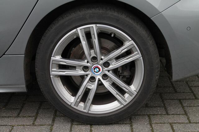 BMW 1-SERIE 120i Executive M Sport Automaat / M Sport steering / Sportstoelen / LED / Cruise Control / Parking Assistant / Live Cockpit Professional / M Sportonderstel
