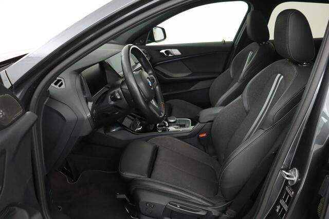 BMW 1-SERIE 118i Executive Edtion | Sport Line | Panoramadak | Stoel & stuurverwarming | Adaptive cruise | Camera | Harman/Kardon | Full LED