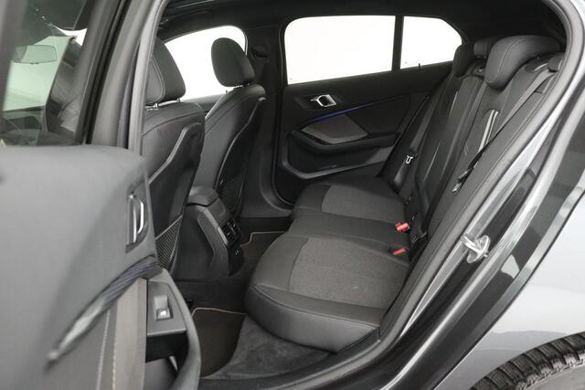 BMW 1-SERIE 118i Executive Edtion | Sport Line | Panoramadak | Stoel & stuurverwarming | Adaptive cruise | Camera | Harman/Kardon | Full LED