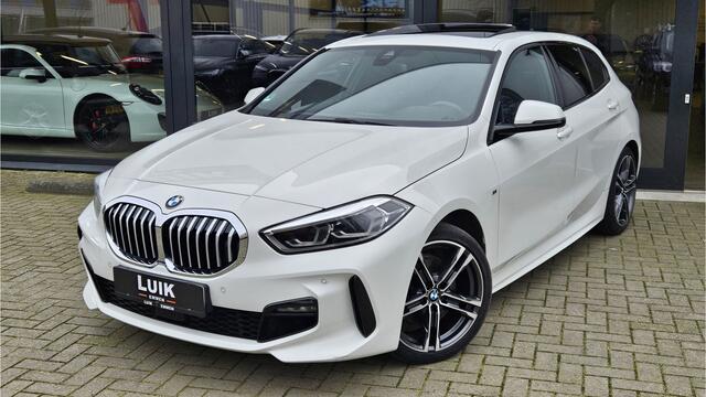 BMW 1-SERIE 118i High Executive + M-SPORT + PANO DAK + M KUIPSTOELEN + DIG DASHBOARD