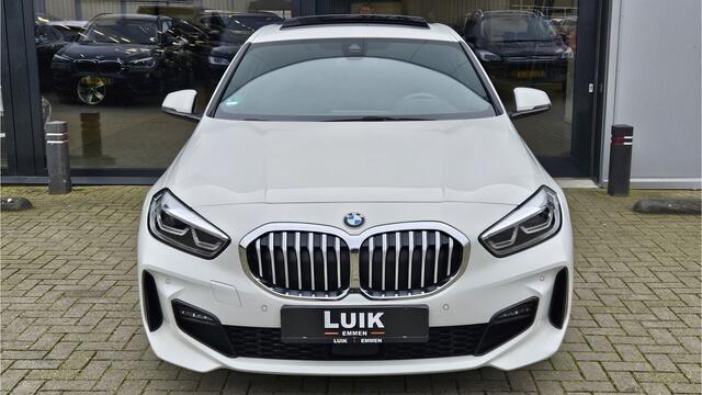 BMW 1-SERIE 118i High Executive + M-SPORT + PANO DAK + M KUIPSTOELEN + DIG DASHBOARD