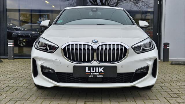 BMW 1-SERIE 118i High Executive + M-SPORT + PANO DAK + M KUIPSTOELEN + DIG DASHBOARD