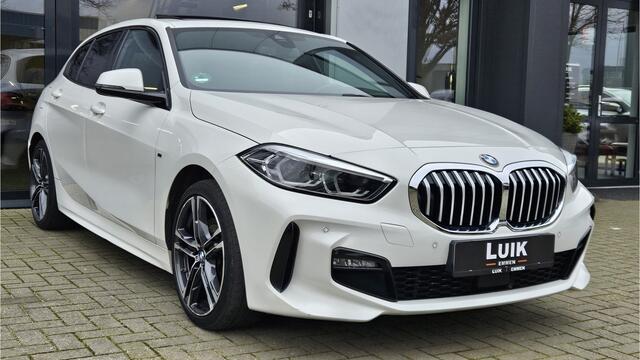 BMW 1-SERIE 118i High Executive + M-SPORT + PANO DAK + M KUIPSTOELEN + DIG DASHBOARD