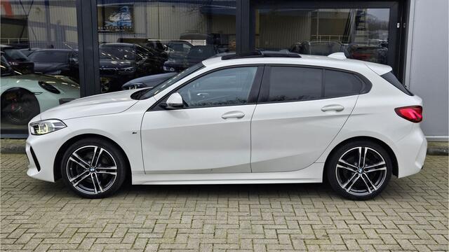 BMW 1-SERIE 118i High Executive + M-SPORT + PANO DAK + M KUIPSTOELEN + DIG DASHBOARD