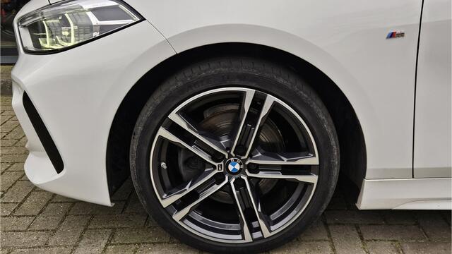 BMW 1-SERIE 118i High Executive + M-SPORT + PANO DAK + M KUIPSTOELEN + DIG DASHBOARD