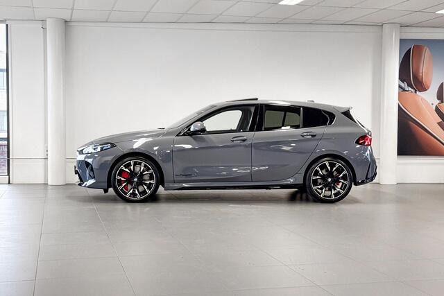 BMW 1-SERIE 120 M Sport Design Edition | Glazen Panoramadak | Harman Kardon | Stoelverwarming | Trekhaak |