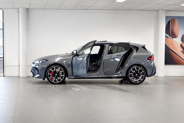 BMW 1-SERIE 120 M Sport Design Edition | Glazen Panoramadak | Harman Kardon | Stoelverwarming | Trekhaak |