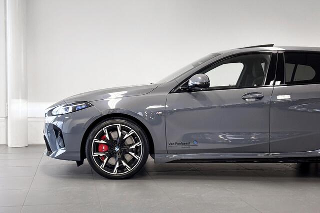 BMW 1-SERIE 120 M Sport Design Edition | Glazen Panoramadak | Harman Kardon | Stoelverwarming | Trekhaak |
