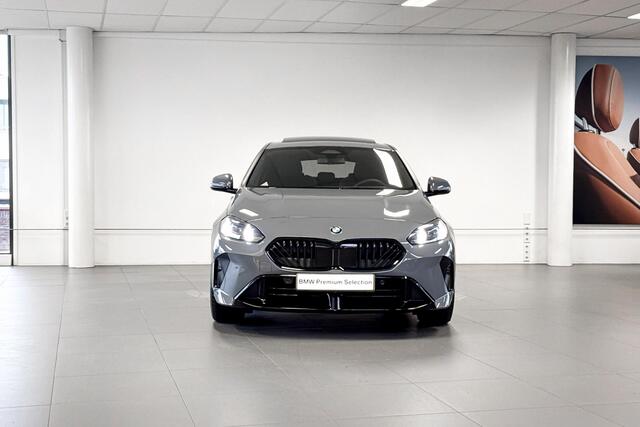 BMW 1-SERIE 120 M Sport Design Edition | Glazen Panoramadak | Harman Kardon | Stoelverwarming | Trekhaak |