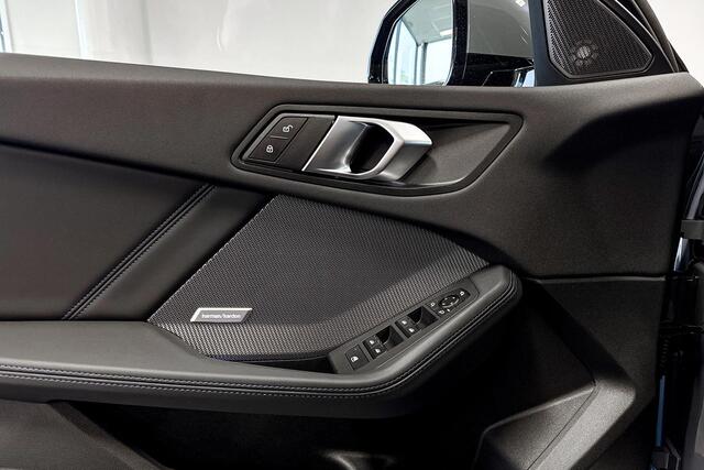 BMW 1-SERIE 120 M Sport Design Edition | Glazen Panoramadak | Harman Kardon | Stoelverwarming | Trekhaak |