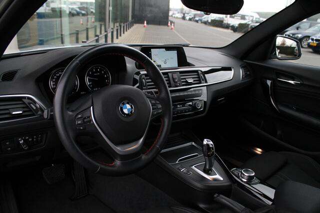BMW 1-SERIE 118i Executive Sport Line Automaat / Sportstoelen / LED / Cruise Control / PDC achter / Navigatie / Airconditioning