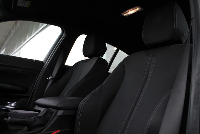 BMW 1-SERIE 118i Executive Sport Line Automaat / Sportstoelen / LED / Cruise Control / PDC achter / Navigatie / Airconditioning