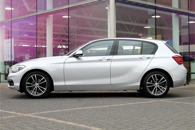 BMW 1-SERIE 118i Executive Sport Line Automaat / Sportstoelen / LED / Cruise Control / PDC achter / Navigatie / Airconditioning