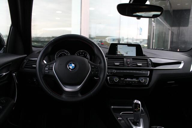 BMW 1-SERIE 118i Executive Sport Line Automaat / Sportstoelen / LED / Cruise Control / PDC achter / Navigatie / Airconditioning