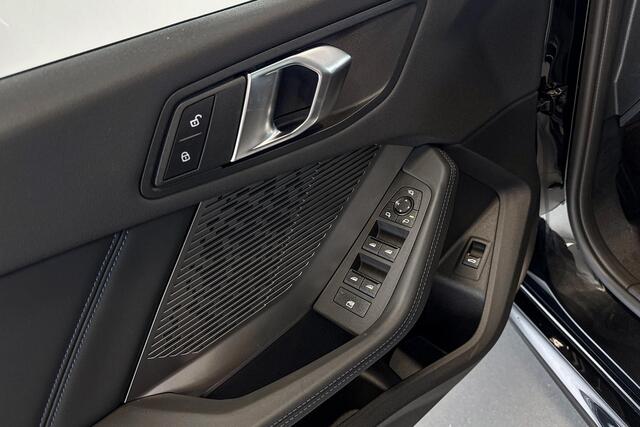 BMW 1-SERIE 120 M Sport Design Edition | Stoelverwarming | Comfort Access | Achteruitrijcamera | Trekhaak |