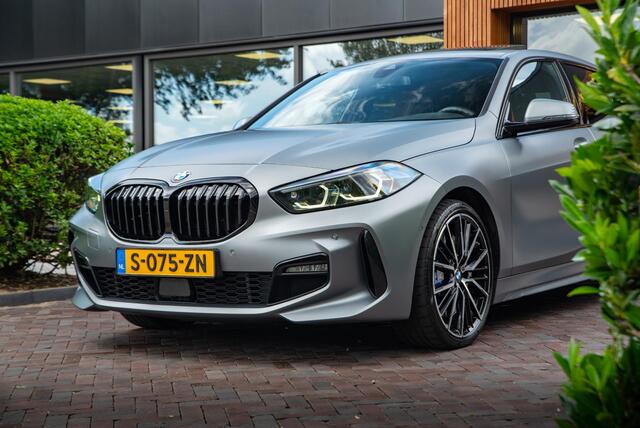 BMW 1-SERIE 118i Executive Frozen Grey M Pakket Panoramadak Cruise Clima 19''LM