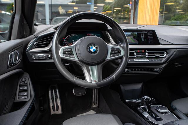 BMW 1-SERIE 118i Executive Frozen Grey M Pakket Panoramadak Cruise Clima 19''LM