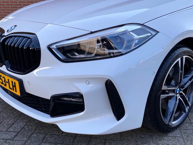 BMW 1-SERIE 118I EXECUTIVE ED. M-SPORTPAKKET NAV CRUISE CARPLAY CAMERA AMBIA
