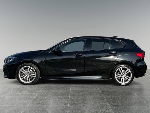 BMW 1-SERIE 118d Business M-Sport | incl. 12 maanden garantie | Virtual cockpit | Zwarte hemel | Cruise control | Stoelverwarming | 17 " lichtmetalen velgen | Parkeersensoren voor + achter | Ambiance verlichting | DAB+ radio | Navigatie full map | LED verlichting |