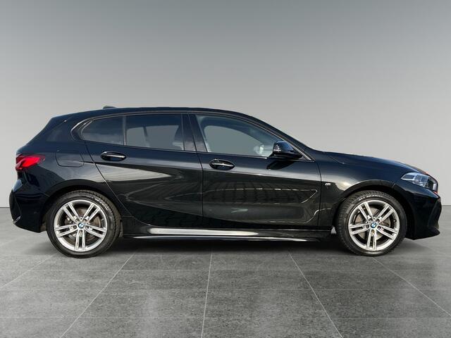 BMW 1-SERIE 118d Business M-Sport | incl. 12 maanden garantie | Virtual cockpit | Zwarte hemel | Cruise control | Stoelverwarming | 17 " lichtmetalen velgen | Parkeersensoren voor + achter | Ambiance verlichting | DAB+ radio | Navigatie full map | LED verlichting |