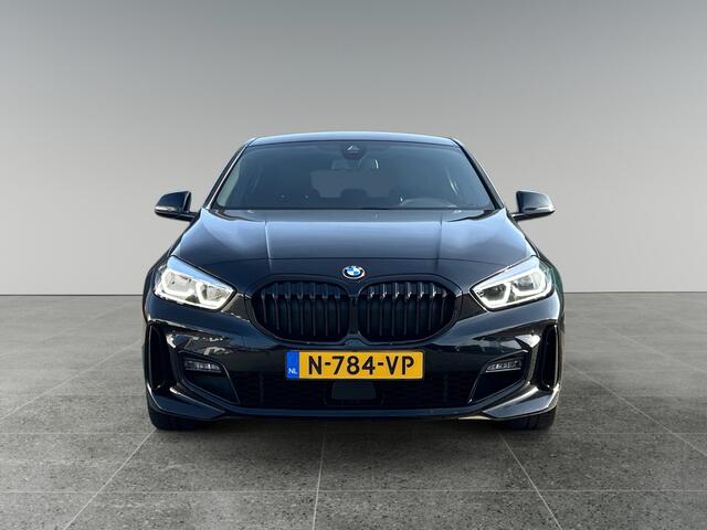 BMW 1-SERIE 118d Business M-Sport | incl. 12 maanden garantie | Virtual cockpit | Zwarte hemel | Cruise control | Stoelverwarming | 17 " lichtmetalen velgen | Parkeersensoren voor + achter | Ambiance verlichting | DAB+ radio | Navigatie full map | LED verlichting |