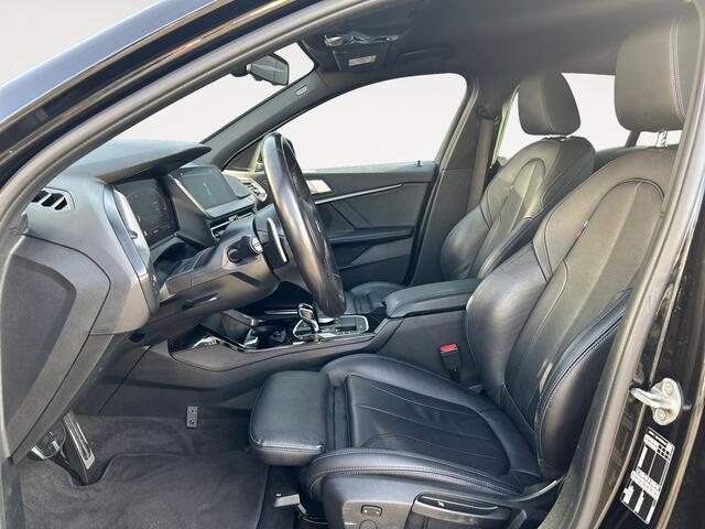 BMW 1-SERIE 118d Business M-Sport | incl. 12 maanden garantie | Virtual cockpit | Zwarte hemel | Cruise control | Stoelverwarming | 17 " lichtmetalen velgen | Parkeersensoren voor + achter | Ambiance verlichting | DAB+ radio | Navigatie full map | LED verlichting |