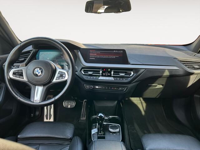 BMW 1-SERIE 118d Business M-Sport | incl. 12 maanden garantie | Virtual cockpit | Zwarte hemel | Cruise control | Stoelverwarming | 17 " lichtmetalen velgen | Parkeersensoren voor + achter | Ambiance verlichting | DAB+ radio | Navigatie full map | LED verlichting |