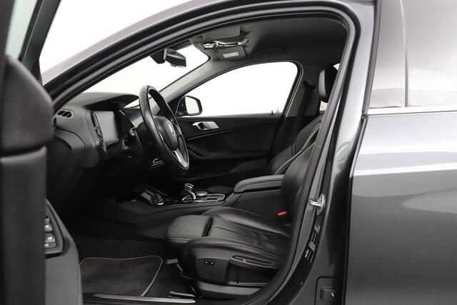 BMW 1-SERIE 118i Aut. High Exe. Trekhaak Head-up Display Camera M-SportLeder