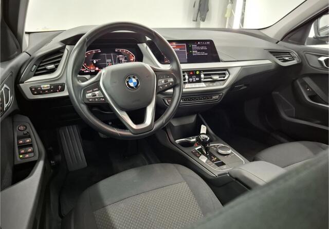 BMW 1-SERIE 118i Business Edition Navigatiesysteem / Parkeersensor voor + achter / Keyless start