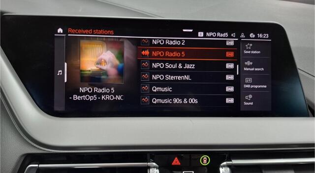 BMW 1-SERIE 118i Business Edition Navigatiesysteem / Parkeersensor voor + achter / Keyless start
