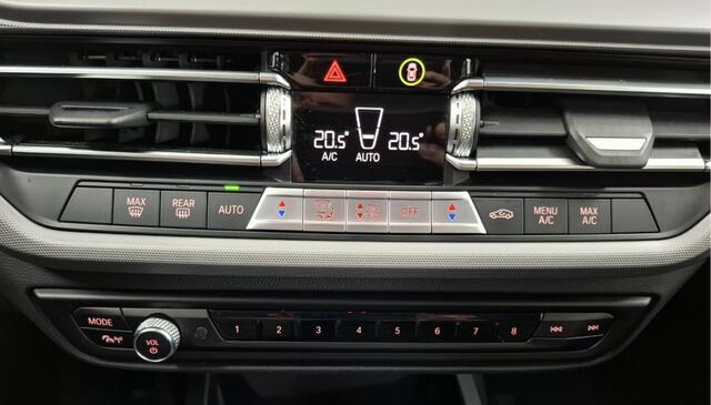 BMW 1-SERIE 118i Business Edition Navigatiesysteem / Parkeersensor voor + achter / Keyless start