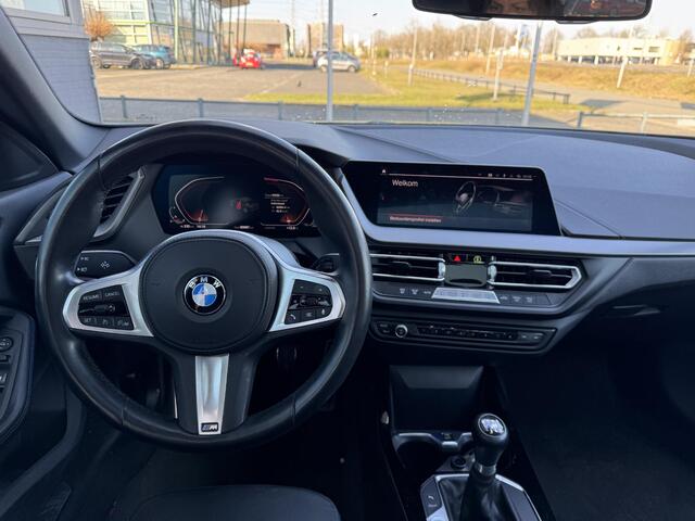 BMW 1-SERIE 118i Executive Edition | Sportline | 17inch lm velgen | Navigatie Professional | Led lampen