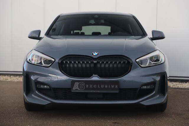 BMW 1-SERIE 118i M-Sport Automaat Half Leder Sportstoelen Black Optic Sfeerverlichting Full LED Getint Glas Draadloos Carplay Android Parkeersensor